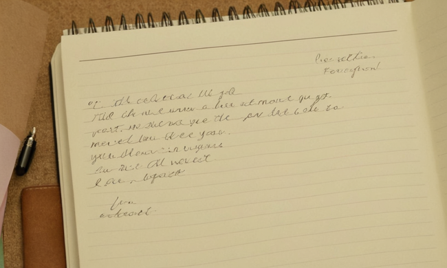 Una colección de plantillas de letras con frases inspiradoras en una libreta o pantalla de computadora.